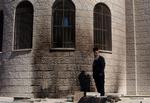 Græsk-ortodokse præst, George Awad, besigtiger brandskaderne på sin kirke i Nablus på Vestbredden i går. 