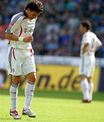 Owen Hargreaves humper fra banen i Bielefeld. 
