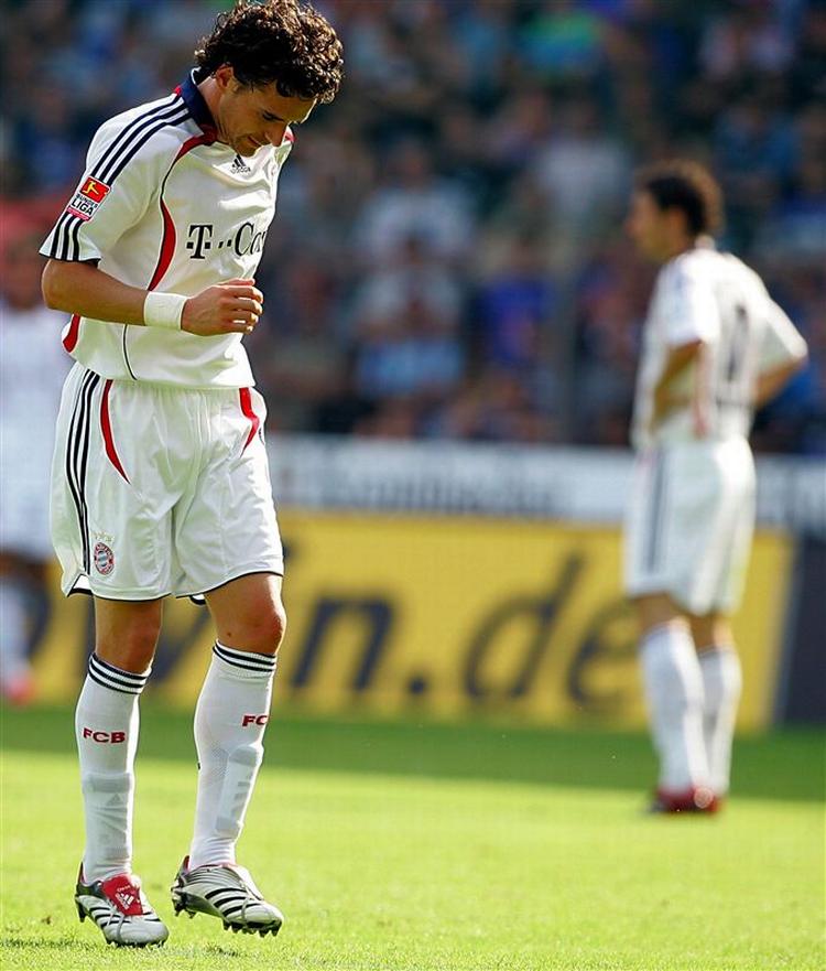 Owen Hargreaves humper fra banen i Bielefeld. 