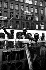 BZ'erne holdt stand i ni dage, da de for præcis 20 år siden barrikaderede sig på et stykke af Ryesgade på Østerbro i København. De ni dage er omdrejningspunktet for Helle Hansens dokumentarfilm 'BZ'. 