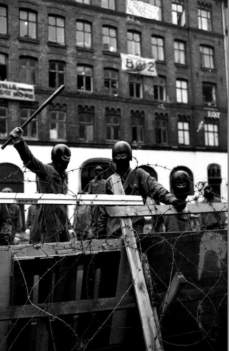 BZ'erne holdt stand i ni dage, da de for præcis 20 år siden barrikaderede sig på et stykke af Ryesgade på Østerbro i København. De ni dage er omdrejningspunktet for Helle Hansens dokumentarfilm 'BZ'. 