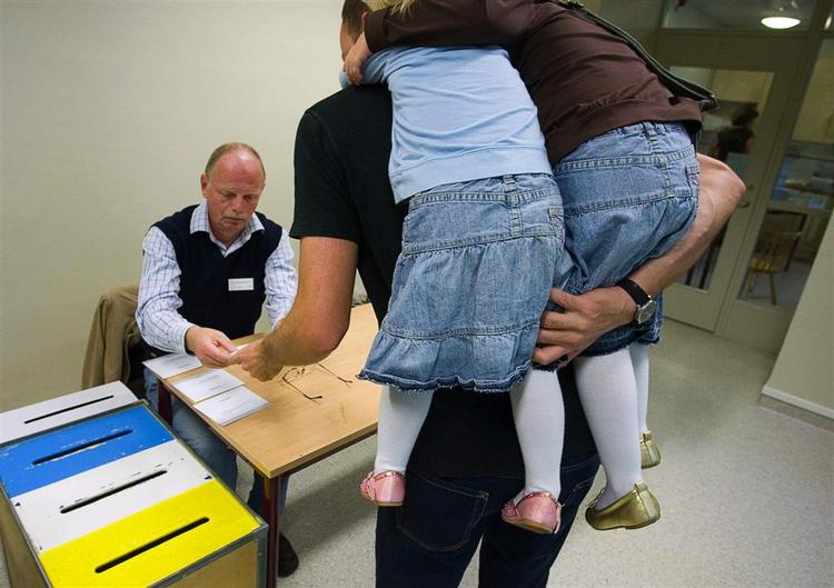 en borgerlige firepartiblok, Allians för Sverige, har et ganske, men tilsyneladende solidt forspring i meningsmålingerne. 