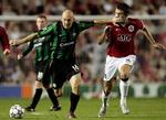 Thomas Gravesen - her i aktion på Old Trafford - går muligvis glip af Celtics næste kamp i Champions League. 