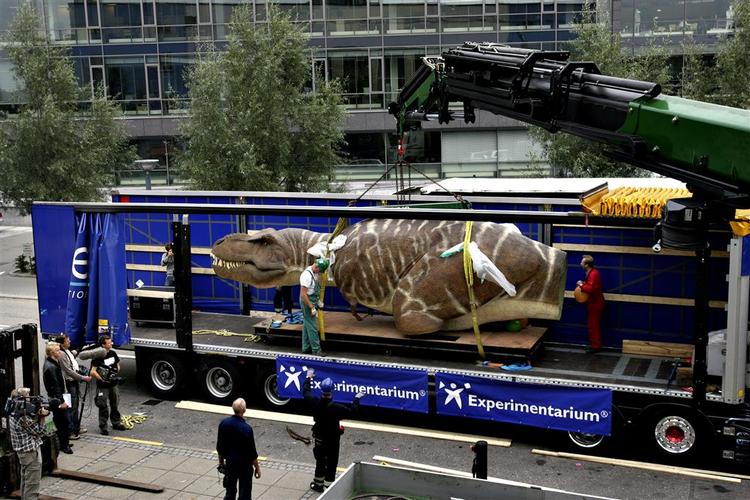 En Tyrannosaurus rex ankommer til Experimentariet i Hellerup. 