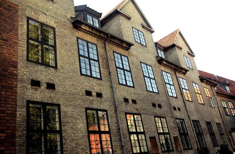Videnskabsministerens drøm om en stribe fusioner i universitetsverdenen møder hård kritik fra et flertal i Folketinget. 