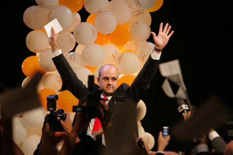 Fredrik Reinfeldt lader sig hylde  som valgets sejrherre. 