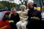 En ældre dame bliver evakueret fra Rødovres orkantruede højhuse under aftens evakueringsøvelse. 