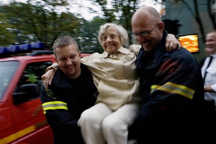 En ældre dame bliver evakueret fra Rødovres orkantruede højhuse under aftens evakueringsøvelse. 