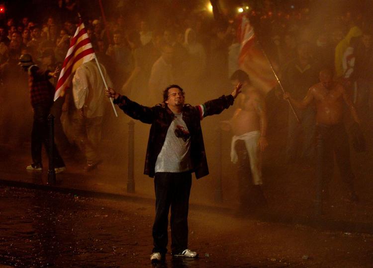 Op mod 10.000 mennesker var i nat på gaden i protest over premierministerens løgne. 