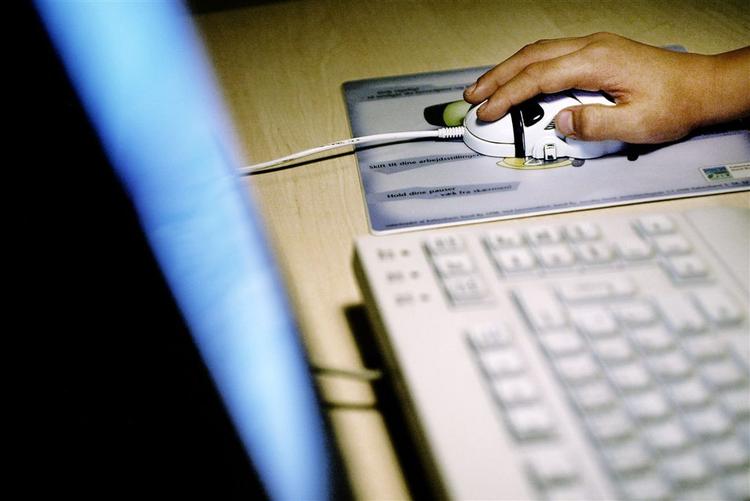 Billederne på unge pigers internetprofiler er inspireret af blød porno. 