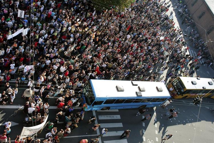 I Århus har de varslede besparelser givet massive protester. Senest demonstrerede op mod 15.000 mod nedskæringer 12. september. 