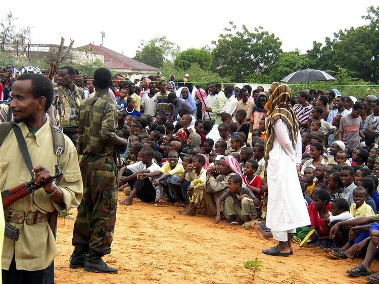 Medlemmer af den islamiske milits holder øje med en gruppe mennesker under en demonstration i hovedstaden Mogadishu. 