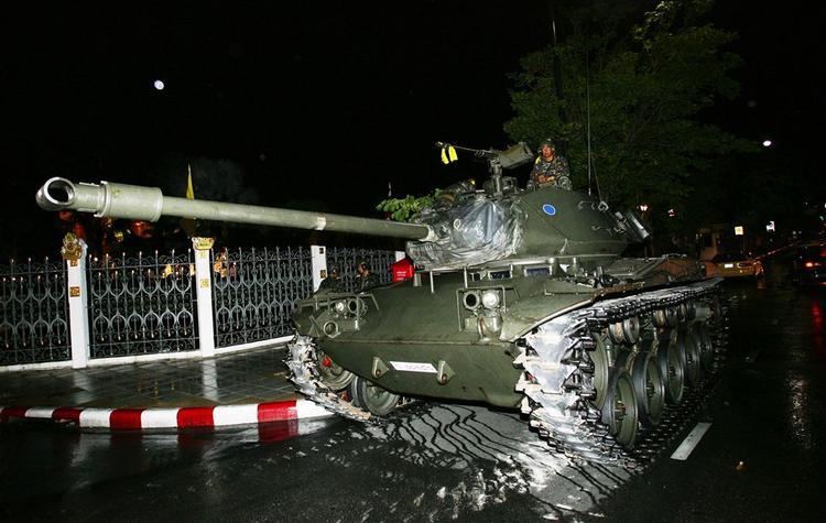 Militæret rykker ind i Bangkok. 