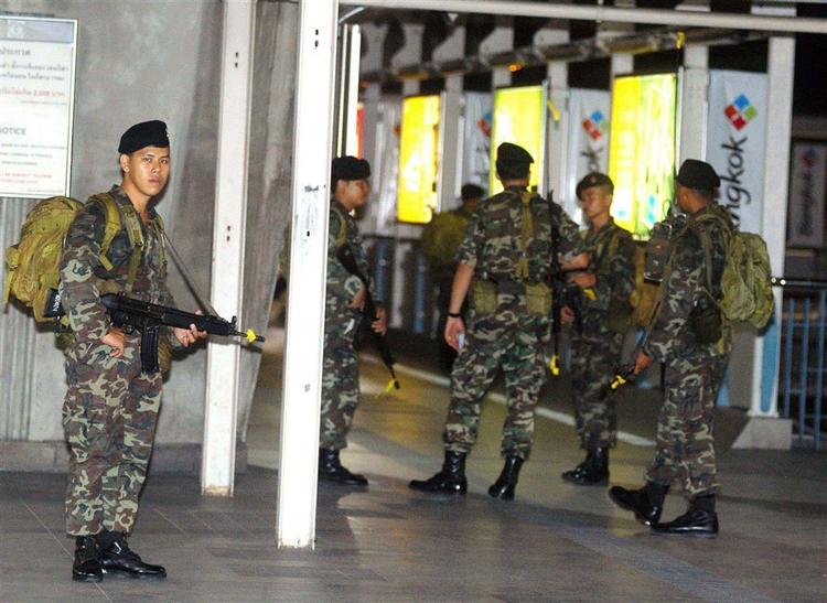 Det thailandske militær erklærer regering og parlament ude af kraft. 
