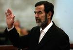 Iraks eks-diktator blev sendt ud af retten efter at have brokket sig over den nye dommer i sagen. 