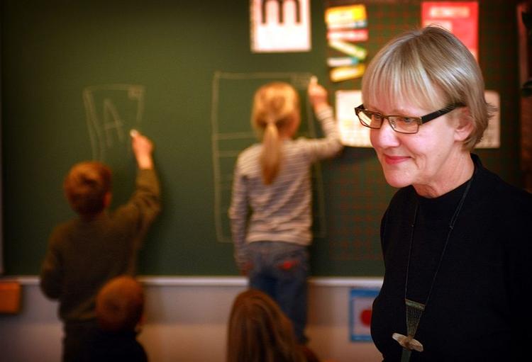 Der vil være over 700 færre lærere til at undervise danske folkeskolebørn næste år. 