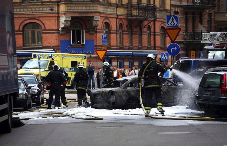 En bil eksploderede i dag i den svenske by Göteborg. Politiet leder efter flere sprængladninger. 