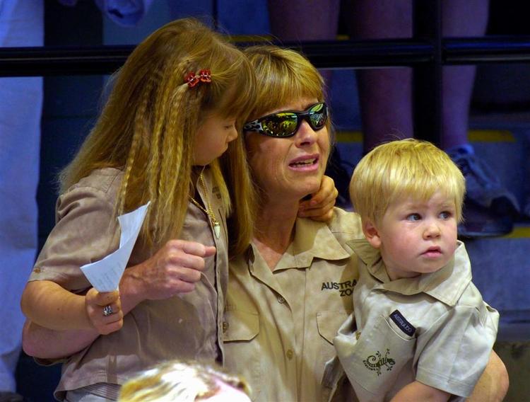 Crocodile-Steves enke, Terri parrets to børn og 200 millioner seere mindedes i dag den populære dyreentusiast. 