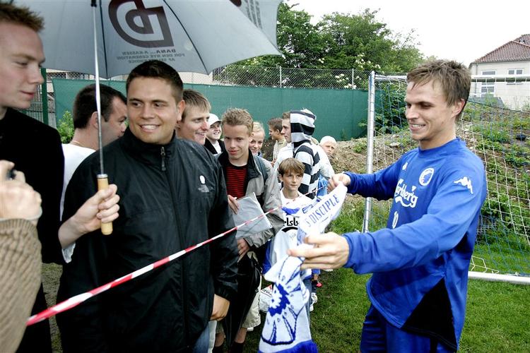 Jesper Grønkjær er skadet og kan ikke spille mod sin gamle klub, Thisted FC, i dag, men han er med hjemme i Thy for at skrive autografer. 