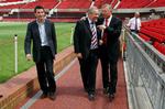Den eneglske sportsminister Richard Caborn (i midten i selskab med Manchester United-manager Alex Ferguson og løberen Sebastian Coe) vil undersøge beskyldningerne i BBC-programmet tirsdag aften. 