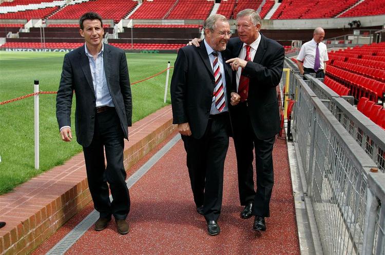 Den eneglske sportsminister Richard Caborn (i midten i selskab med Manchester United-manager Alex Ferguson og løberen Sebastian Coe) vil undersøge beskyldningerne i BBC-programmet tirsdag aften. 
