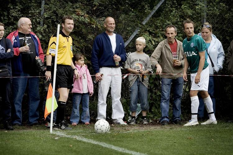 Thomas Poulsen kom i nærkontakt med tilskuerne, da Viborg vandt 7-0 over Østerbro IF. 