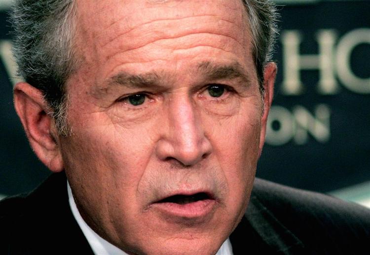 Tidligere CIA-agenter hævder nu, at præsident George W. Bush blev presset til at afsløre eksistensen af hemmelige fængsler i udlandet. 