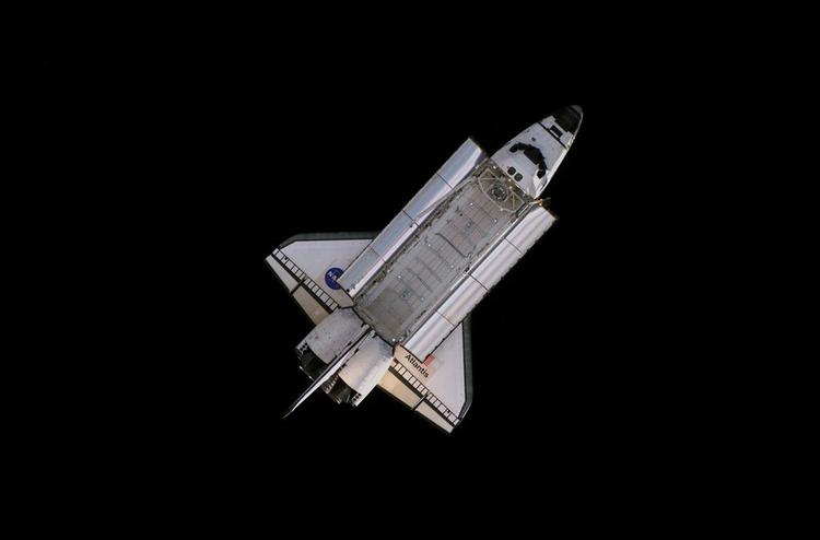 Rumfærgen Atlantis, her fotograferet af NASA lige efter løsrivelsen fra Den Internationale Rumstation, vender tilbage til Jorden i dag. 
