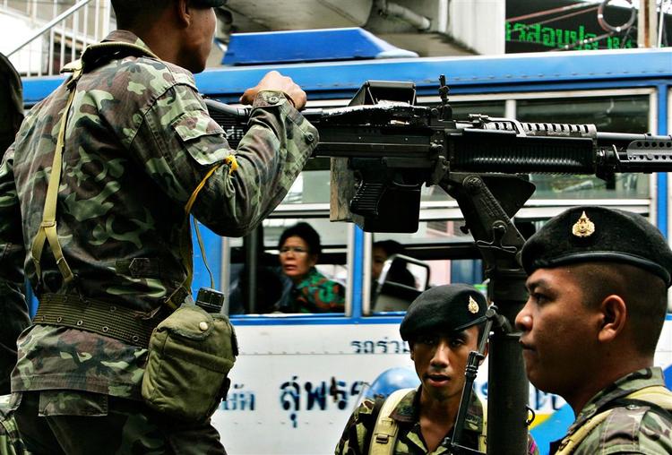 Det thailandske militærstyre vender skytses mod de politiske partier. De må hverken holde møder eller foretage andre politiske aktiviteter. 