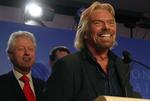 Med Bill Clinton som tilhører fortæller Richard Branson på et pressemøde i New York om sine milliardplaner. 