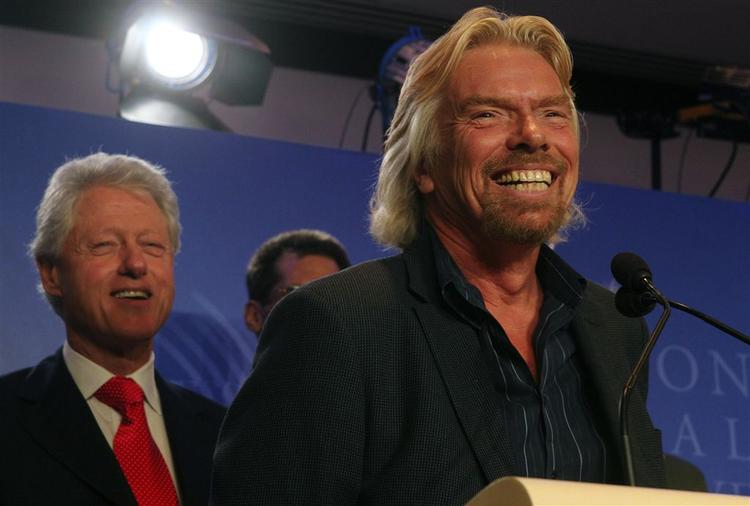 Med Bill Clinton som tilhører fortæller Richard Branson på et pressemøde i New York om sine milliardplaner. 