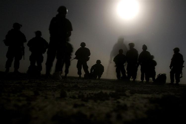 De danske soldater i Afghanistan føler sig svigtet af hjemlandet. Her er det et kompagni amerikanske soldater i måneskinnet i Helmand-provinsen i det sydlige Afghanistan. 