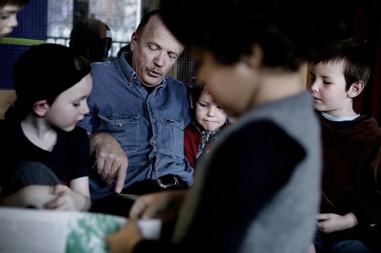 Pædagogerne er vrede over, at nedskæringer giver for lidt tid til børnene. 