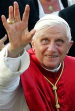 Benedikt XVI vil mødes med ambassadører fra de muslimske lande, som er vrede over en tale, han har holdt. 