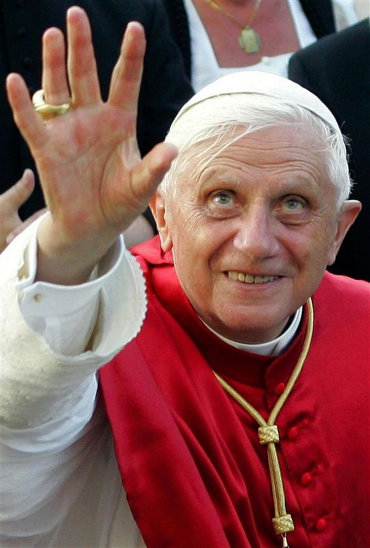 Benedikt XVI vil mødes med ambassadører fra de muslimske lande, som er vrede over en tale, han har holdt. 