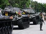 Omkring 100 mennesker samlede sig i dag i Bangkok i protest mod det nye militærstyre. 