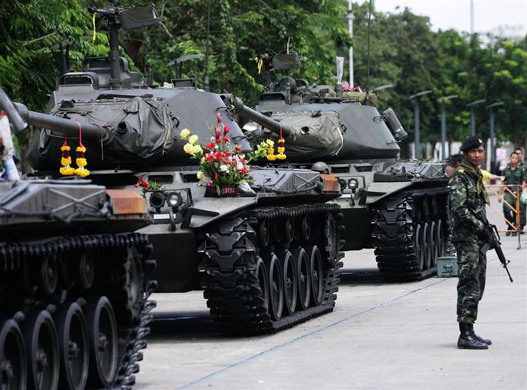 Omkring 100 mennesker samlede sig i dag i Bangkok i protest mod det nye militærstyre. 