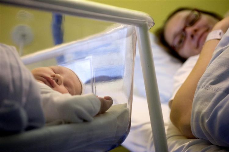 Når jordemødre passer på de nye forældre og nytilkomne børn, kan de godt have været på arbejde i 20 timer eller er måske kaldt ind som ekstravagt. 