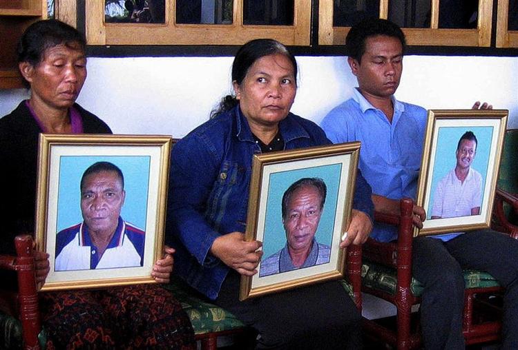 Familiemedlemmer til de tre henrettede efter en ceremoni i Sulawesi. 