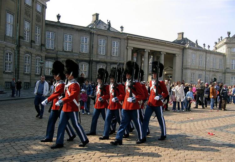 Det er siden 1. august med skarpladte rifler på skulderen, at Livgarden marcherer rundt i København og på Amalienborg. 