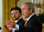 George W. Bush til fælles pressemøde med Pakistans præsident Musharraf. 