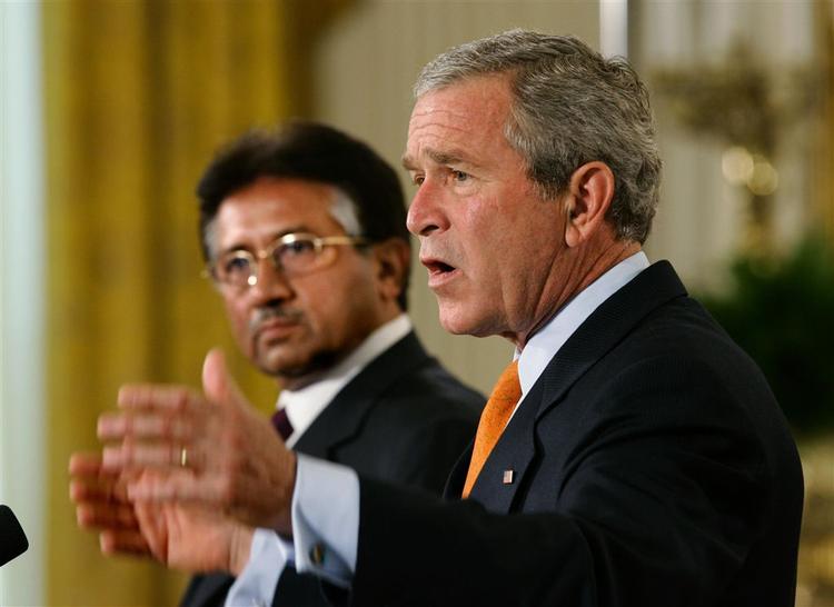George W. Bush til fælles pressemøde med Pakistans præsident Musharraf. 