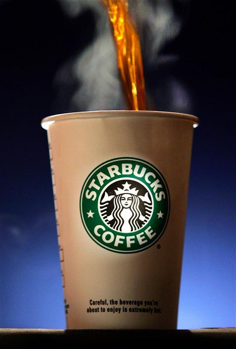 40 millioner kopper kaffe på en uge har sendt Starbucks ejer Howard Schultz ind i de allermest pengestærkes klub. 