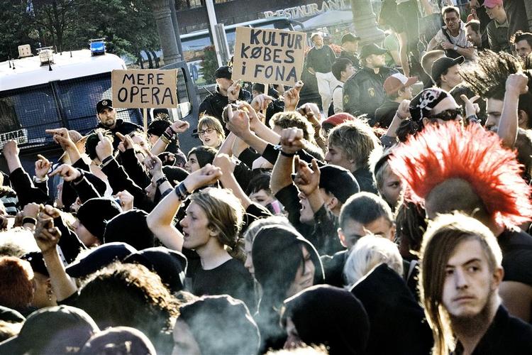 Trods knyttede næver var der ingen håndgemæng, da Ungdomshuset demonstrerede i København i går. 