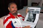 Fidel Castro er på benene igen, siger han bror. Her er Castro fotograferet i sygesengen, da han for nylig fyldte 80 år. 