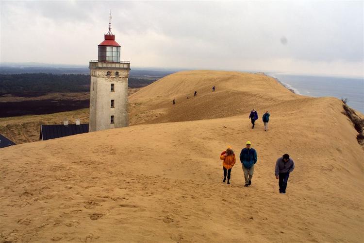 Vesterhavet er i gåafstand. Alligevel er Fyret ved Lønstrup Klit ikke et af de mest attraktive steder som bolig. Det er ved at blive begravet i sand og fungerer som museum. 