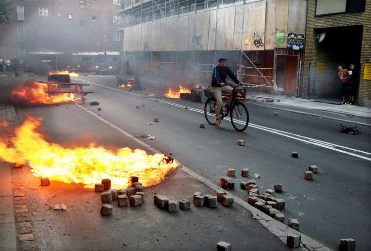 Demonstrationen for Ungdomshuset førte til voldsomme uroligheder på Nørrebro. Situationen skulle nu være under kontrol. 