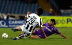 Fiorentinas Tomas Ujfalusi i kamp med en Udinese-spiller. 