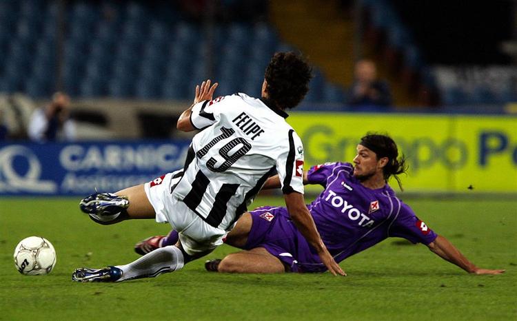 Fiorentinas Tomas Ujfalusi i kamp med en Udinese-spiller. 