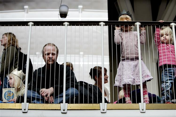 Forældre og børn fyldte godt op på Århus Rådhus sidste uge, da institutionerne var lukkede. 